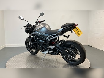 Used Triumph STREET 2024 for sale - bike-78316517: Photo