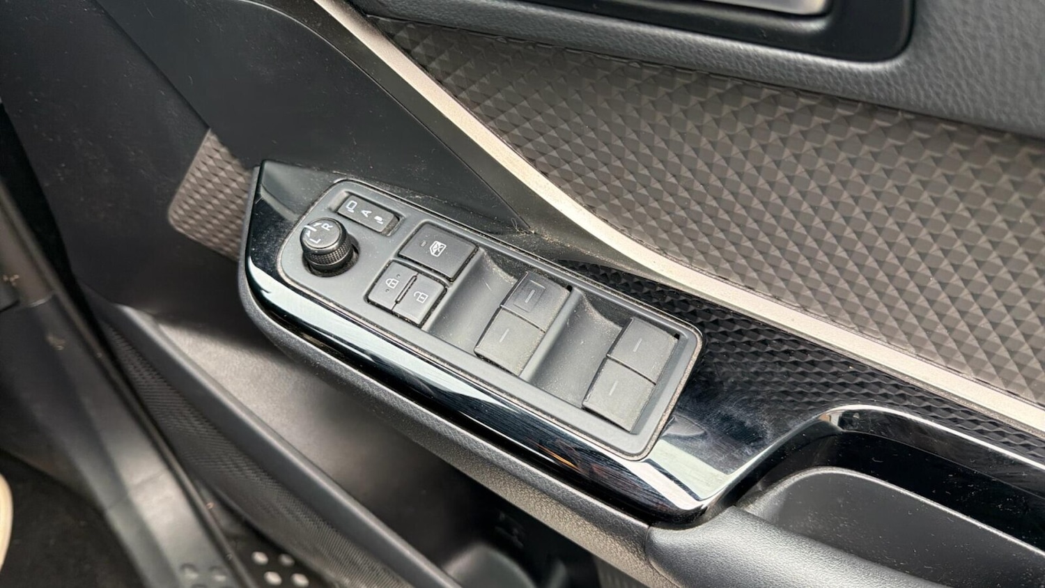 Used Toyota C-HR 2023 for sale - 78057206: Photo 25