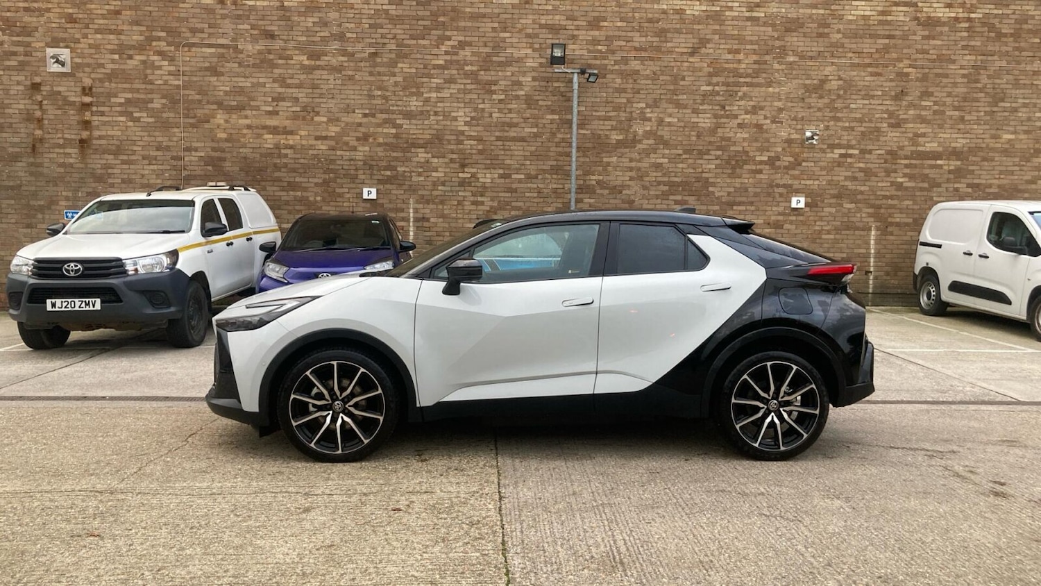 Used Toyota C-HR 2025 for sale - 76680188: Photo 17
