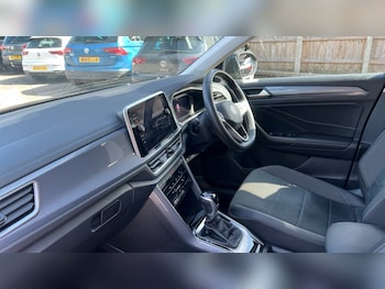 Used Volkswagen T-Roc 2024 for sale - 75874258: Photo