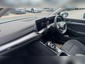 Used Volkswagen Golf 2025 for sale - 76328022: Photo 2