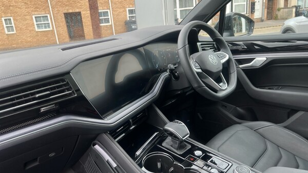 Used Volkswagen Touareg 2025 for sale - 75595723: Photo 2