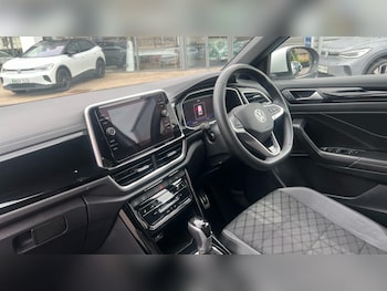 Used Volkswagen T-Roc 2024 for sale - 75648417: Photo