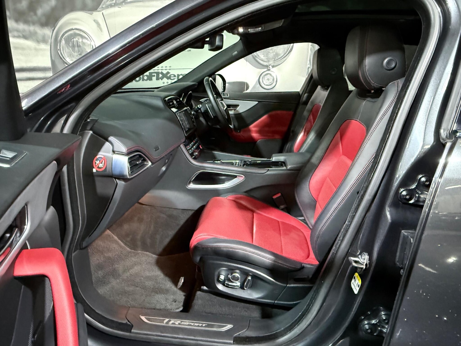 Used Jaguar F-Pace 2017 for sale - 76620243: Photo 6