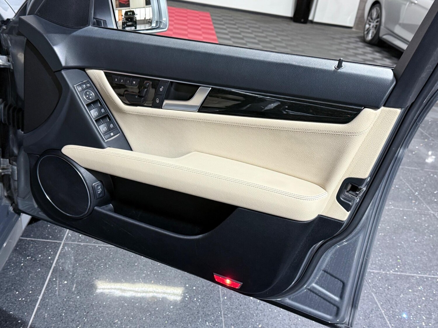 Used Mercedes-Benz C Class 2012 for sale - 76399204: Photo 47