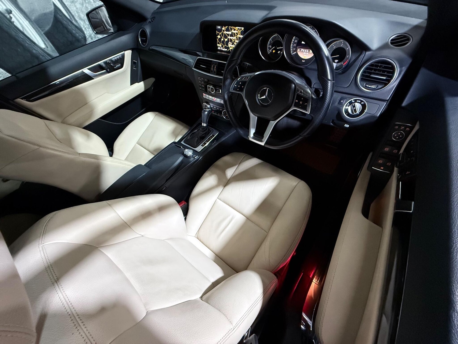 Used Mercedes-Benz C Class 2012 for sale - 76399204: Photo 8