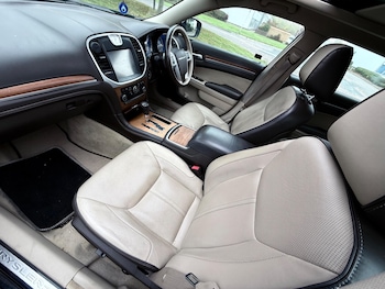 Used Chrysler 300C 2013 for sale - 76250982: Photo 2