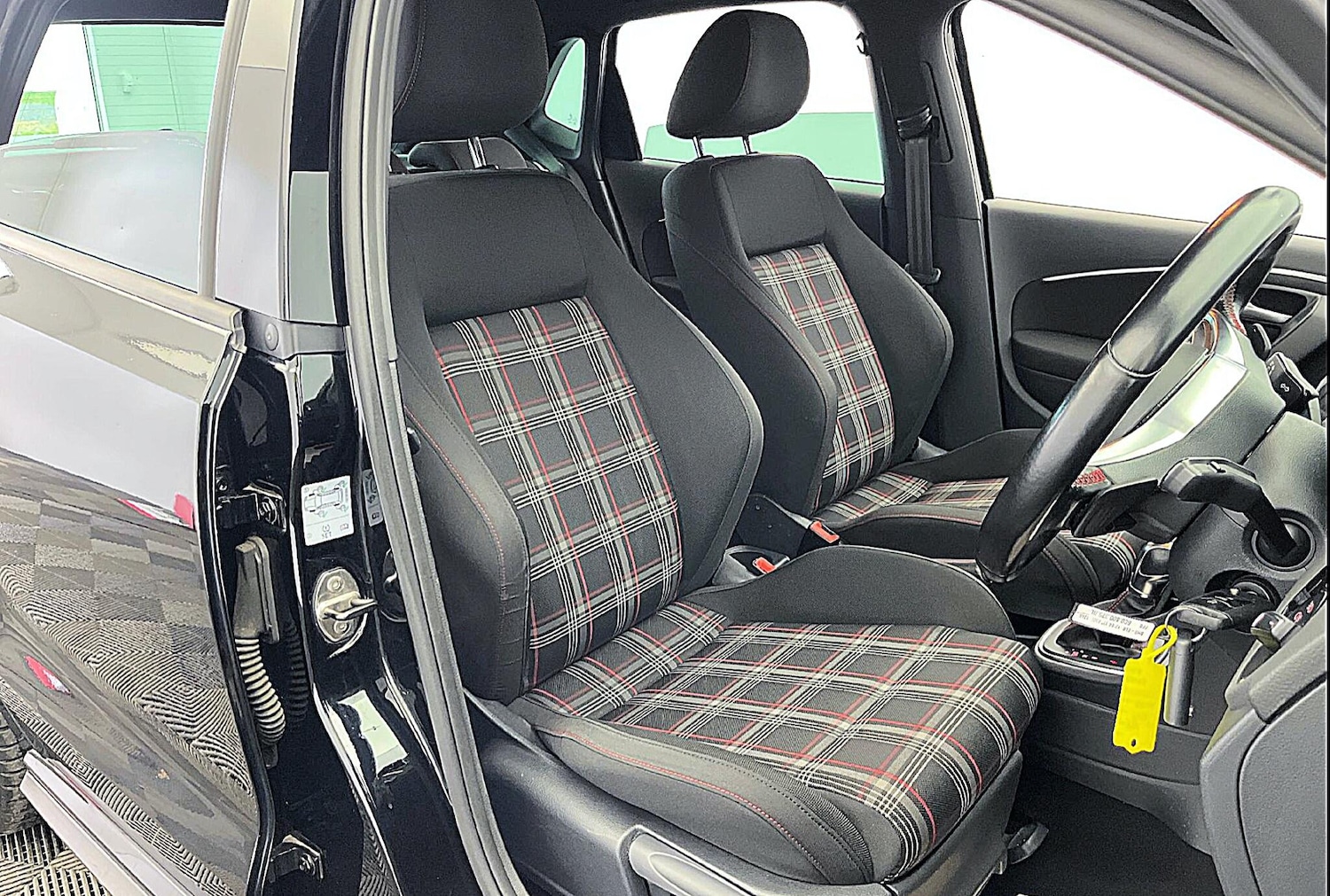 Used Volkswagen Polo 2017 for sale - 76765314: Photo 2