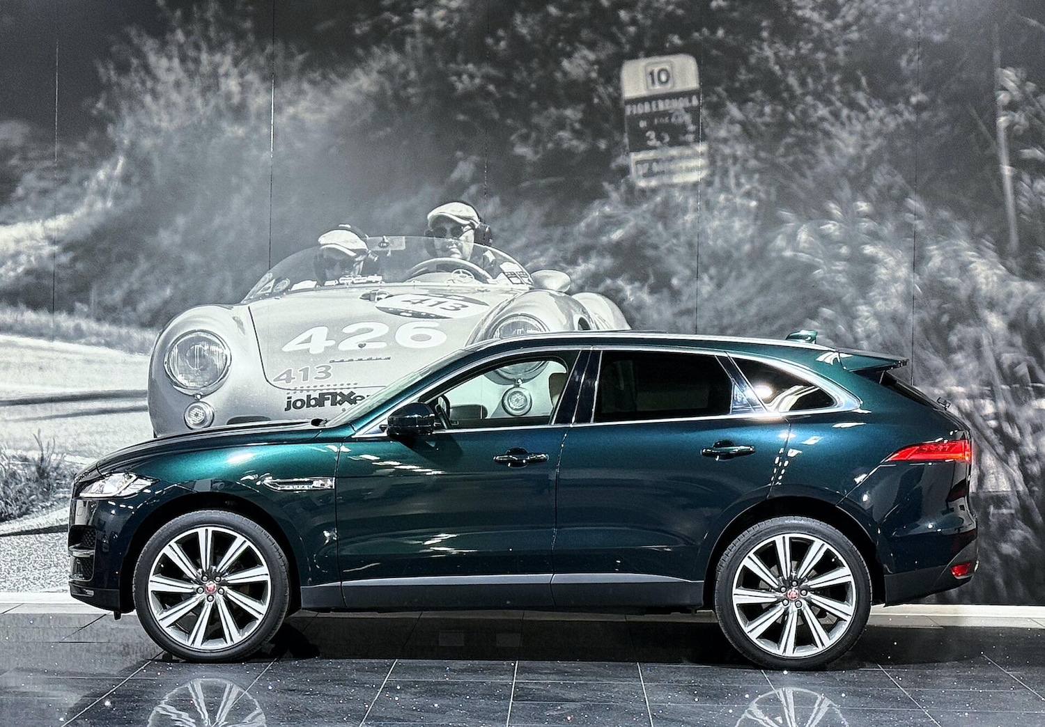 Used Jaguar F-Pace 2017 for sale - 77411344: Photo 4