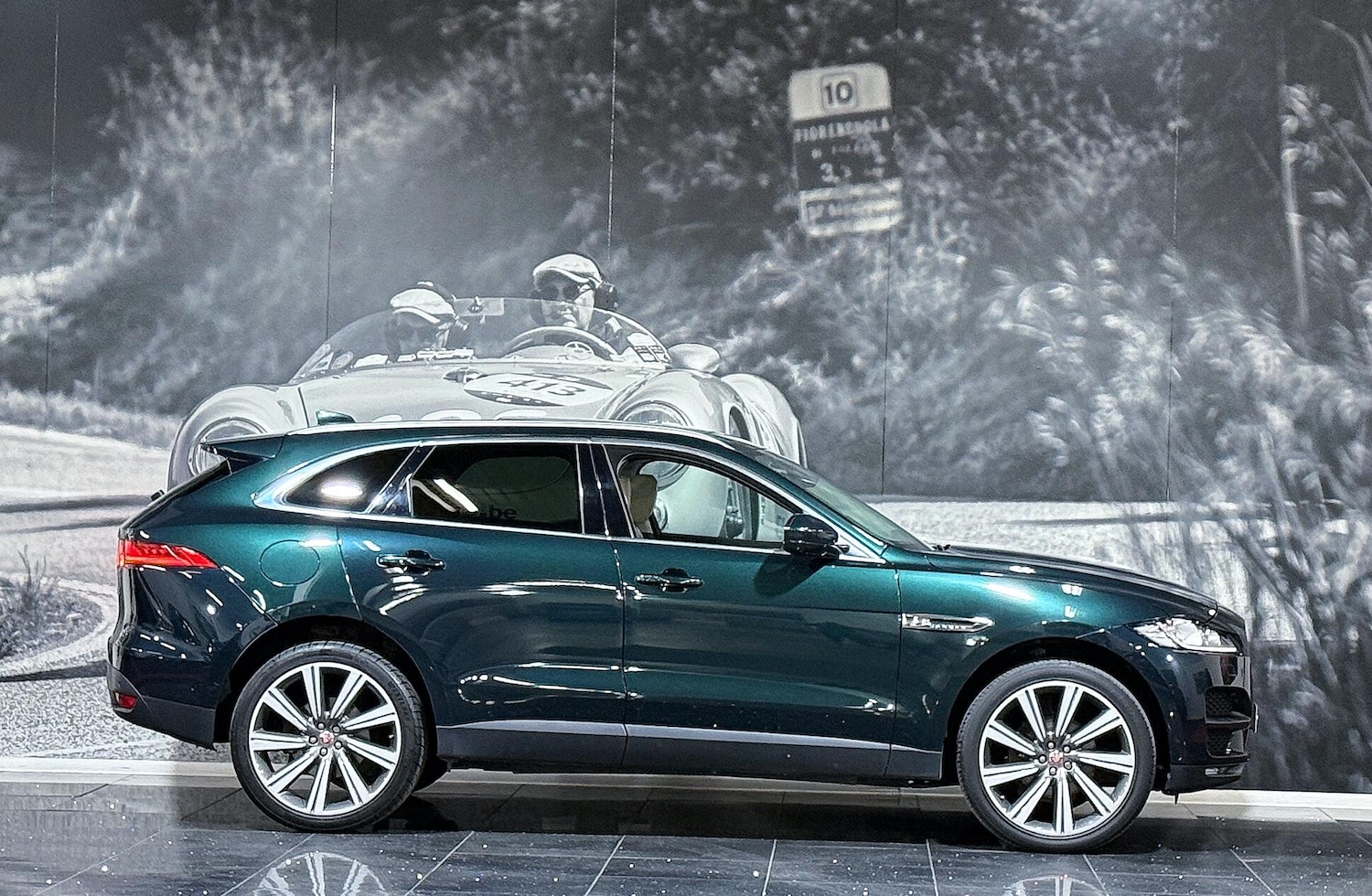 Used Jaguar F-Pace 2017 for sale - 77411344: Photo 5