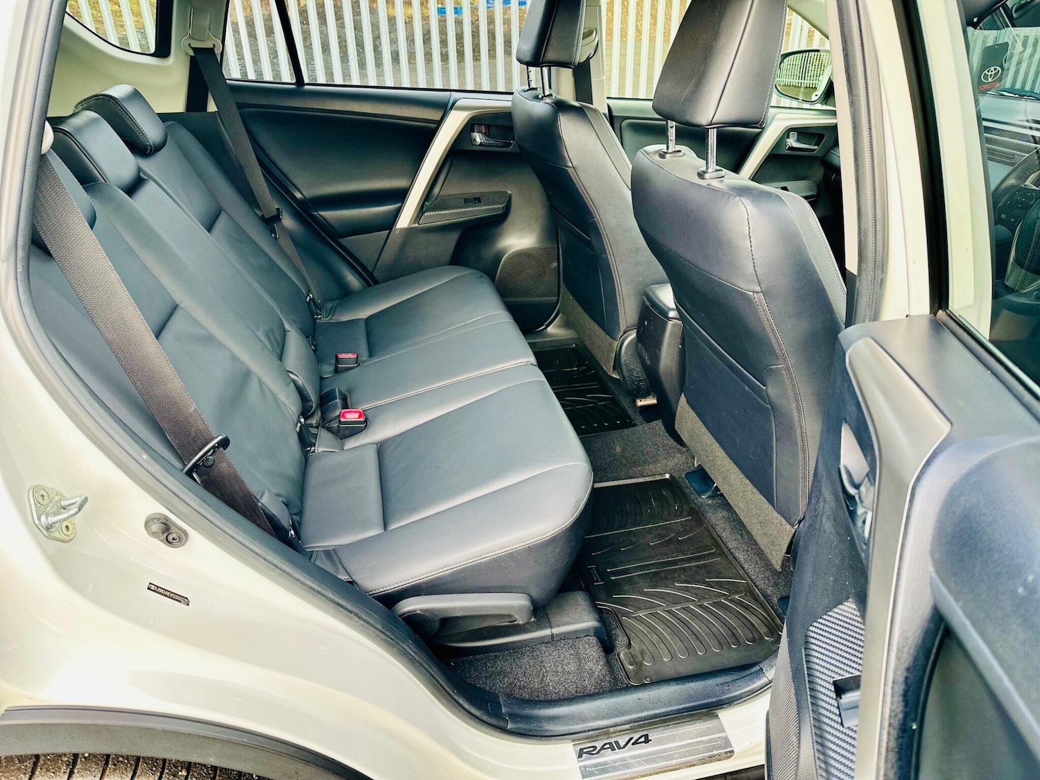 Used Toyota RAV4 2015 for sale - 77032815: Photo 16