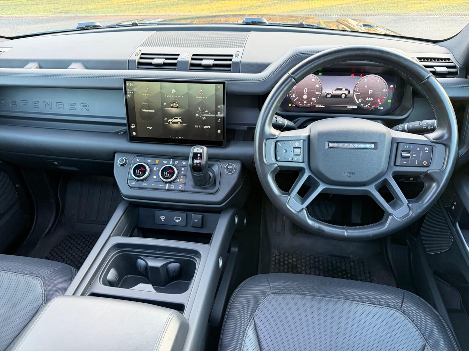 Used Land Rover Defender 2023 for sale - 77032825: Photo 4