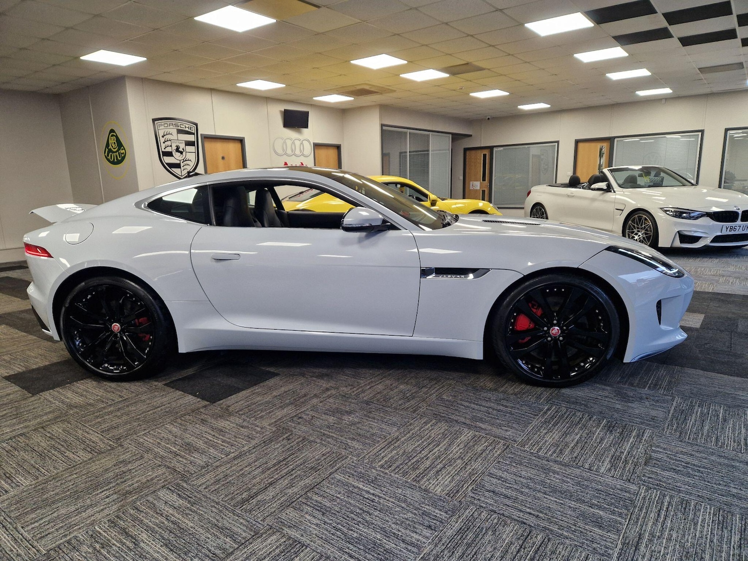 Used Jaguar F-Type 2016 for sale - 76942366: Photo 6