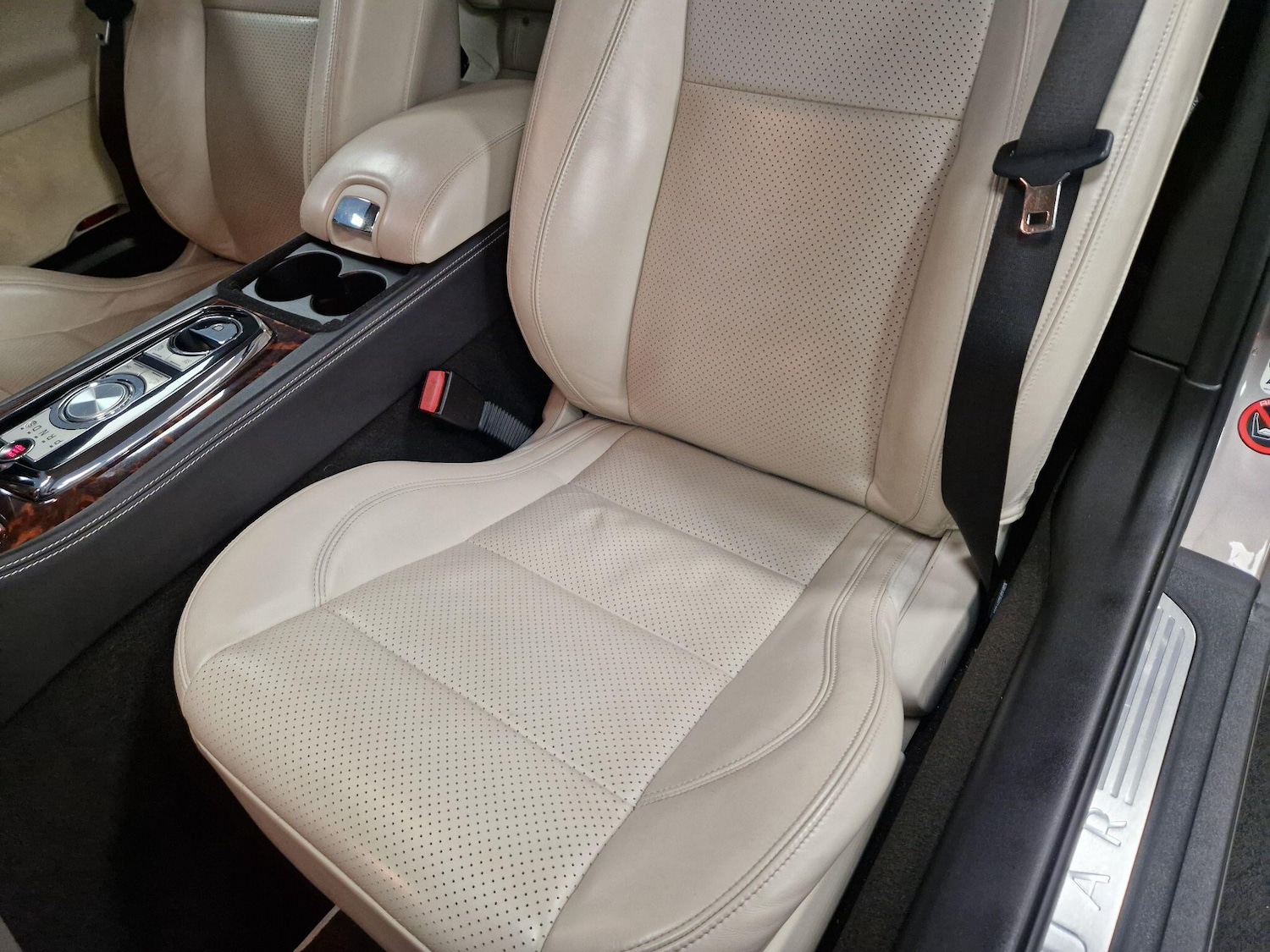 Used Jaguar XK 2010 for sale - 76831724: Photo 15