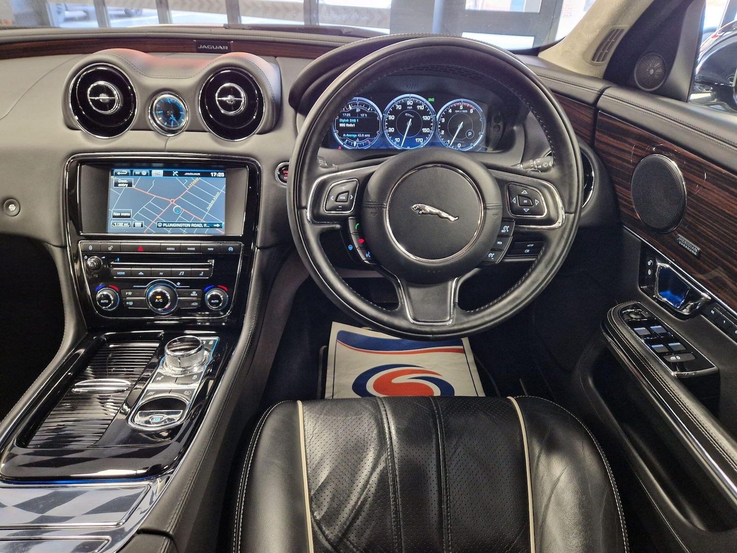 Used Jaguar XJ 2015 for sale - 77940395: Photo 29