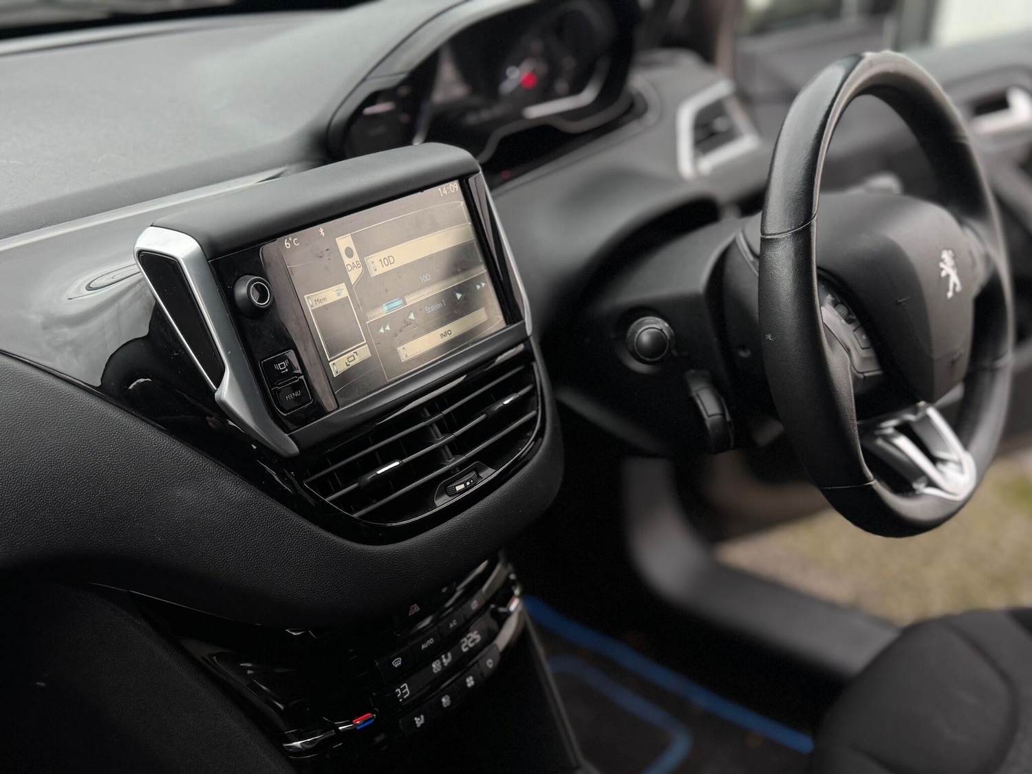 Used Peugeot 208 2013 for sale - 77305240: Photo 41