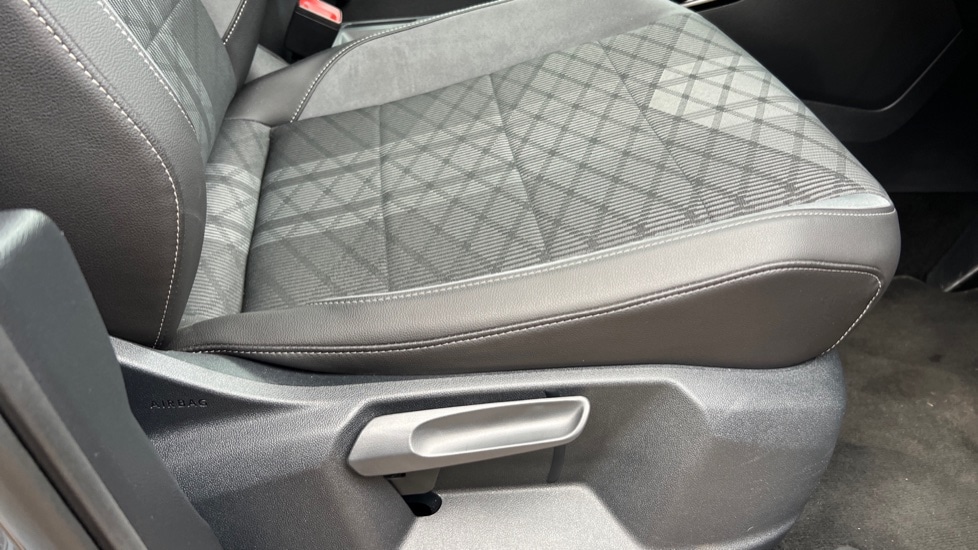 Used Volkswagen T-Roc 2023 for sale - 76124327: Photo 31