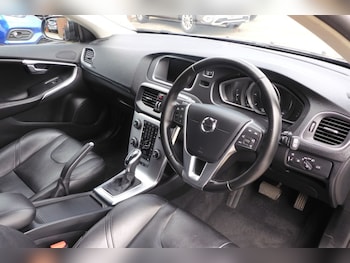 Used Volvo V40 2017 for sale - 79254402: Photo