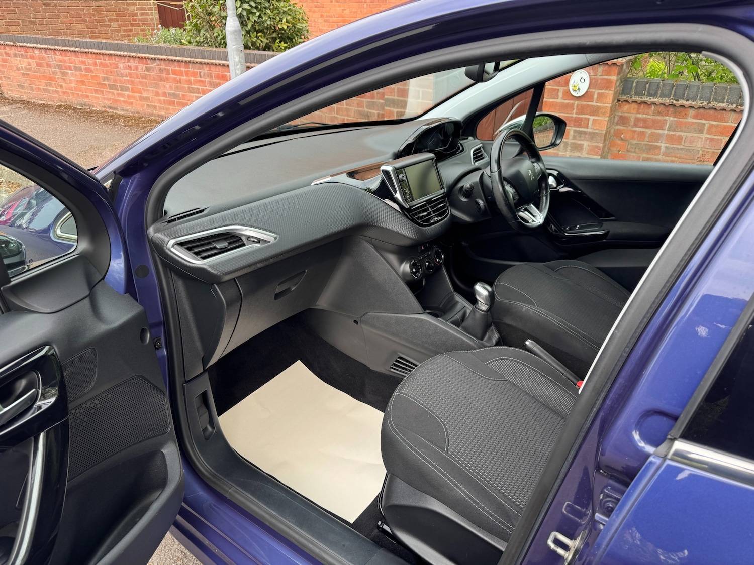 Used Peugeot 208 2017 for sale - 77284125: Photo 2