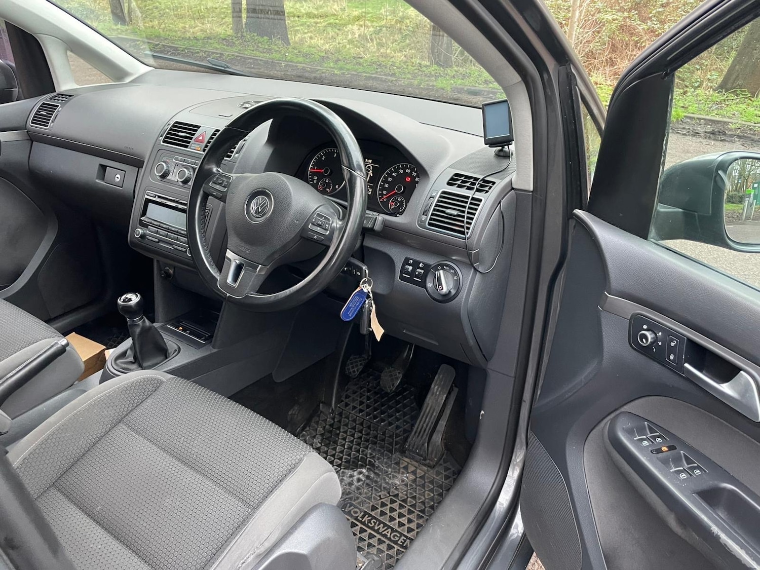 Used Volkswagen Touran 2010 for sale - 77240401: Photo 5