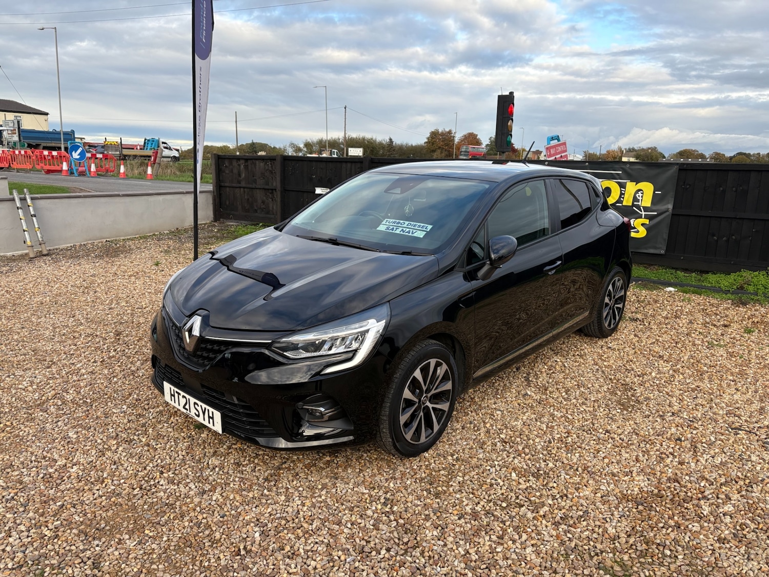 Used Renault Clio 2021 for sale - 76493869: Photo 2