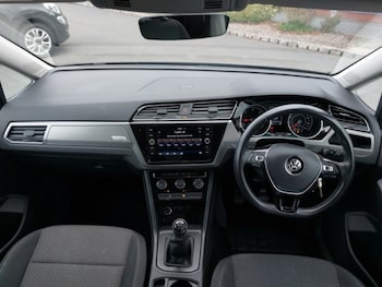 Used Volkswagen Touran 2018 for sale - 76213182: Photo 2