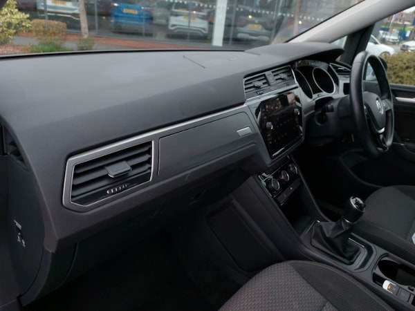 Used Volkswagen Touran 2018 for sale - 76213182: Photo 5