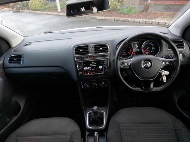 Used Volkswagen Polo 2015 for sale - 76629335: Photo 2