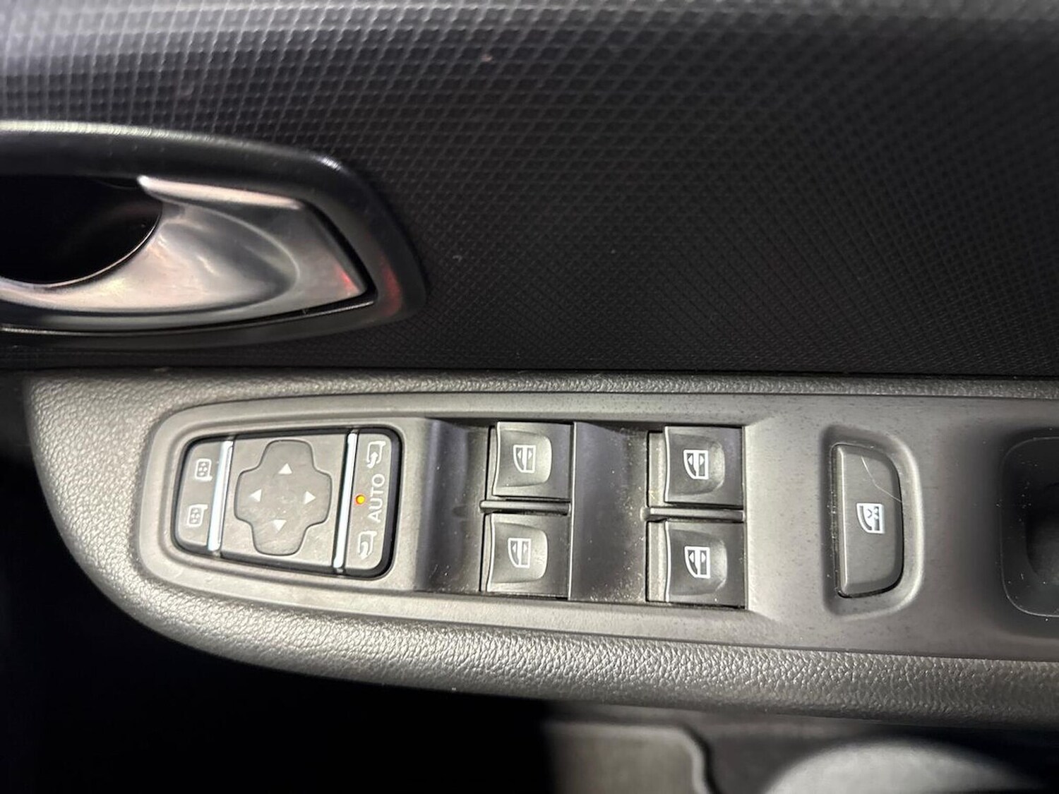 Used Renault Clio 2018 for sale - 76807508: Photo 21