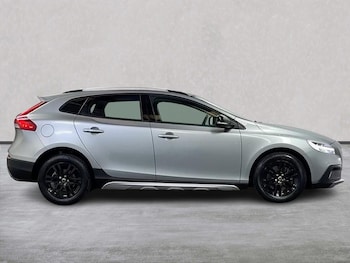 Used Volvo V40 2017 for sale - 79342491: Photo