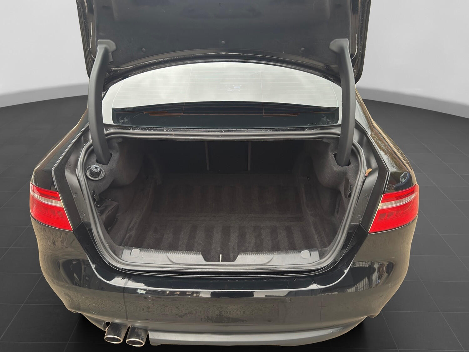 Used Jaguar XE 2017 for sale - 76436394: Photo 25