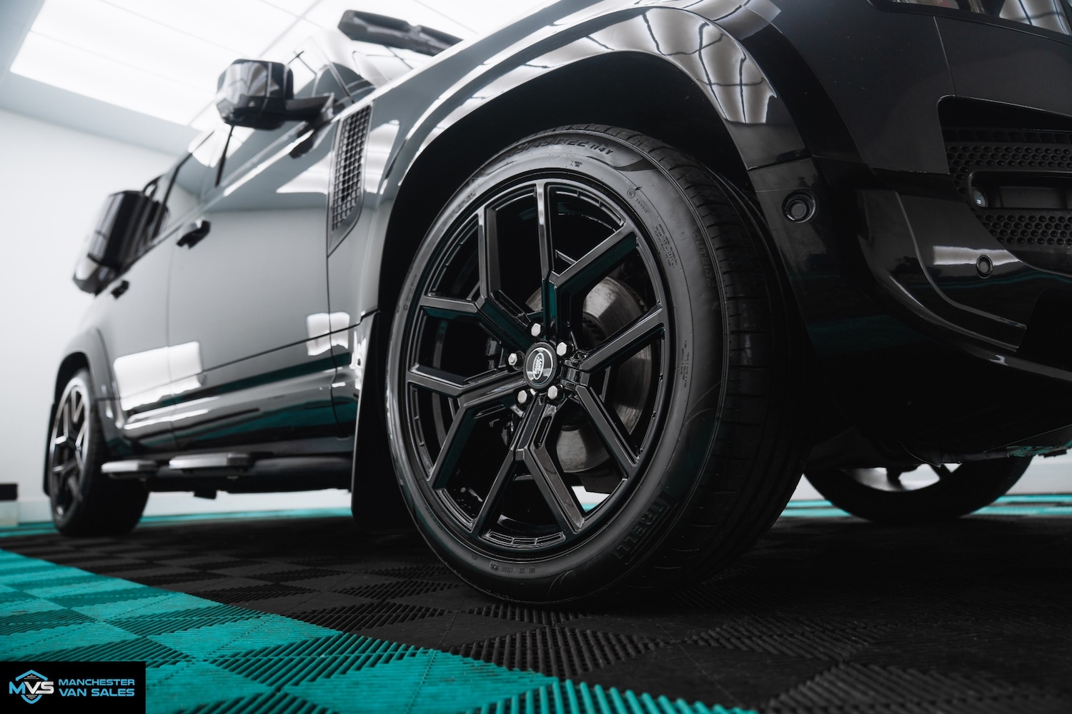 Used Land Rover Defender 2023 for sale - 76638695: Photo 2