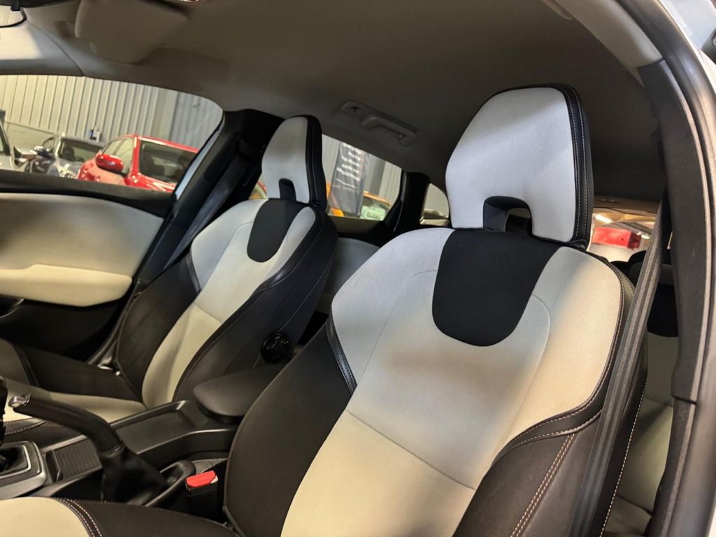 Used Volvo V40 Cross Country 2015 for sale - 76092477: Photo 13