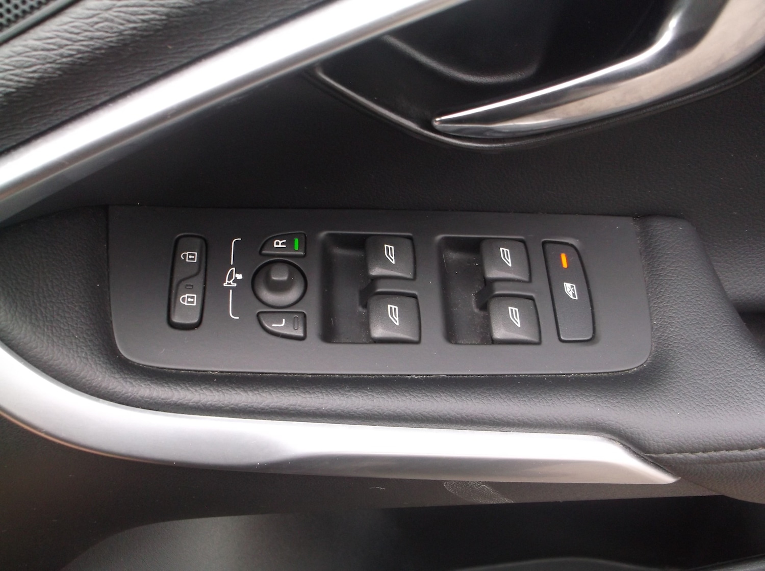 Used Volvo V40 2014 for sale - 77789126: Photo 37