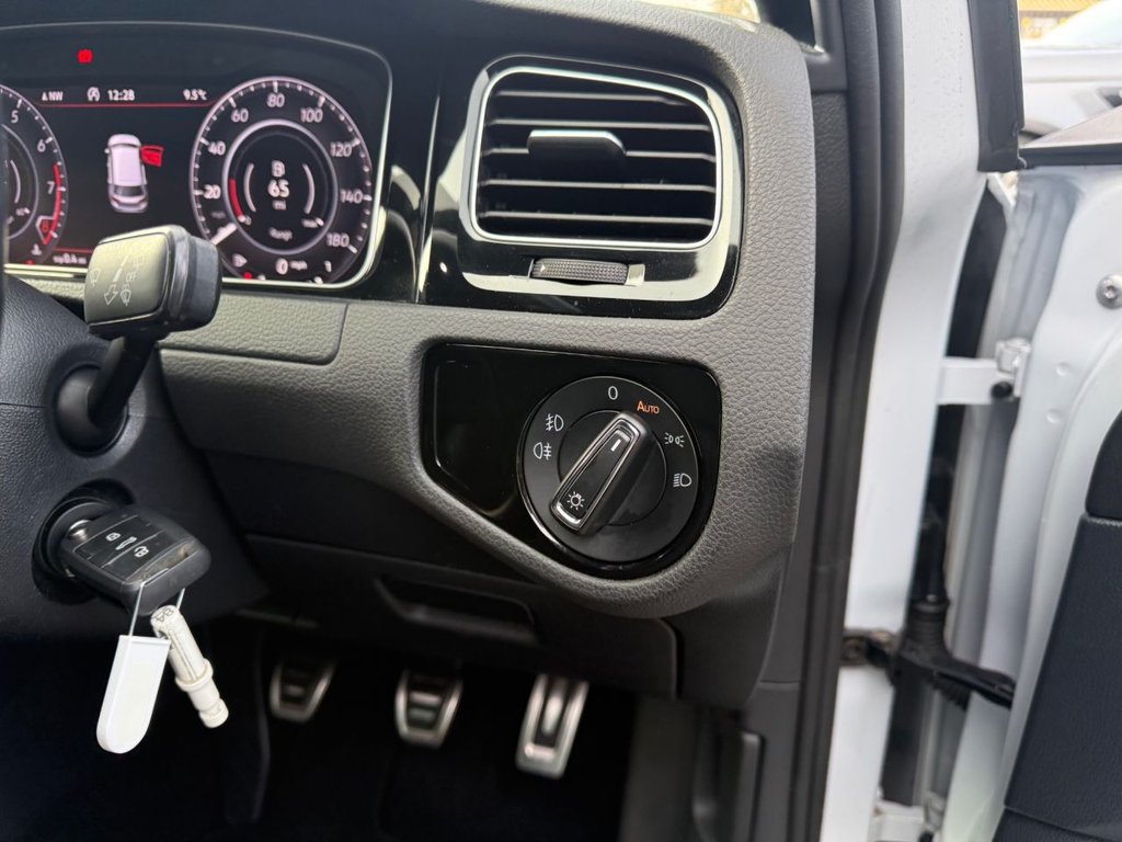 Used Volkswagen Golf 2017 for sale - 76901000: Photo 15