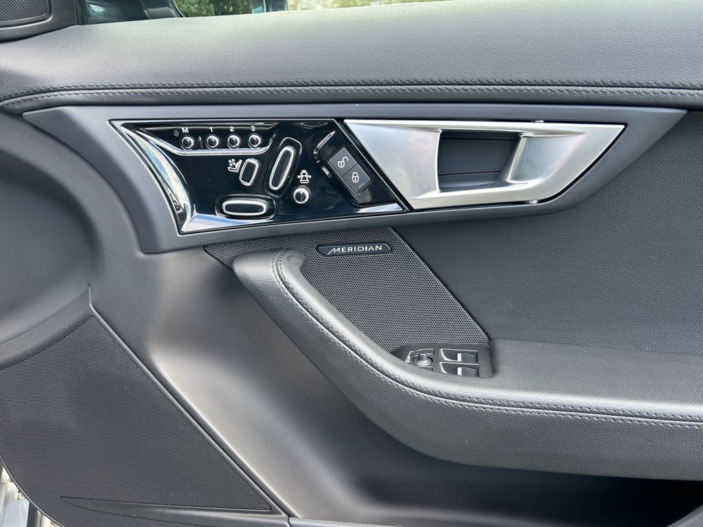 Used Jaguar F-Type 2015 for sale - 76642883: Photo 21