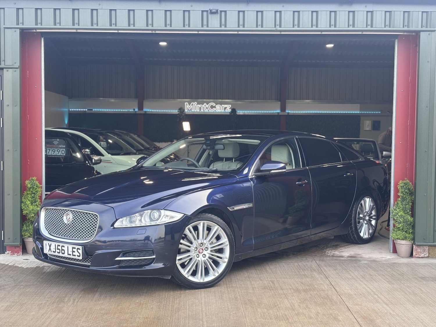 Used Jaguar XJ 2014 for sale - 77968812: Photo 2
