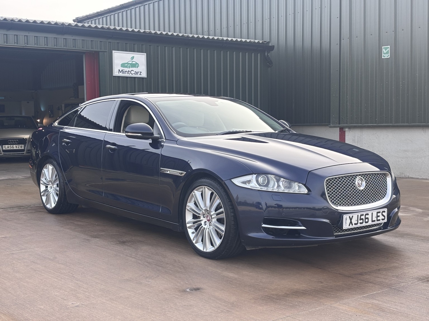Used Jaguar XJ 2014 for sale - 77968812: Photo 3