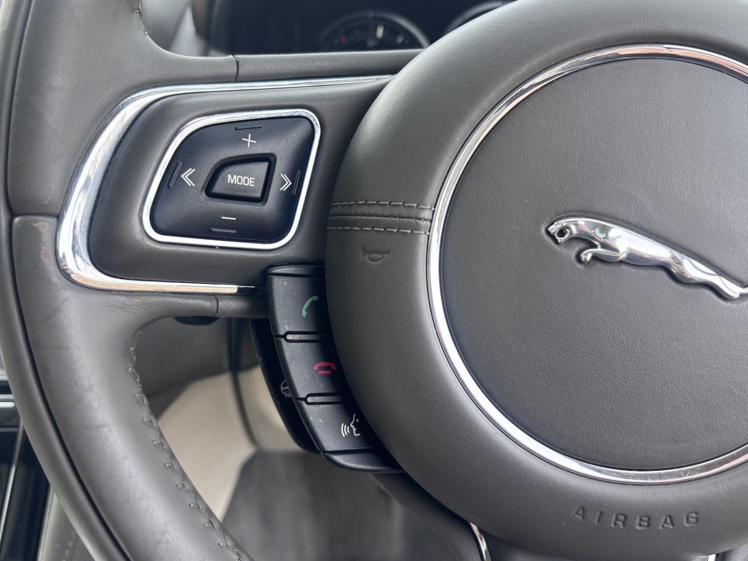 Used Jaguar XJ 2014 for sale - 77968812: Photo 33