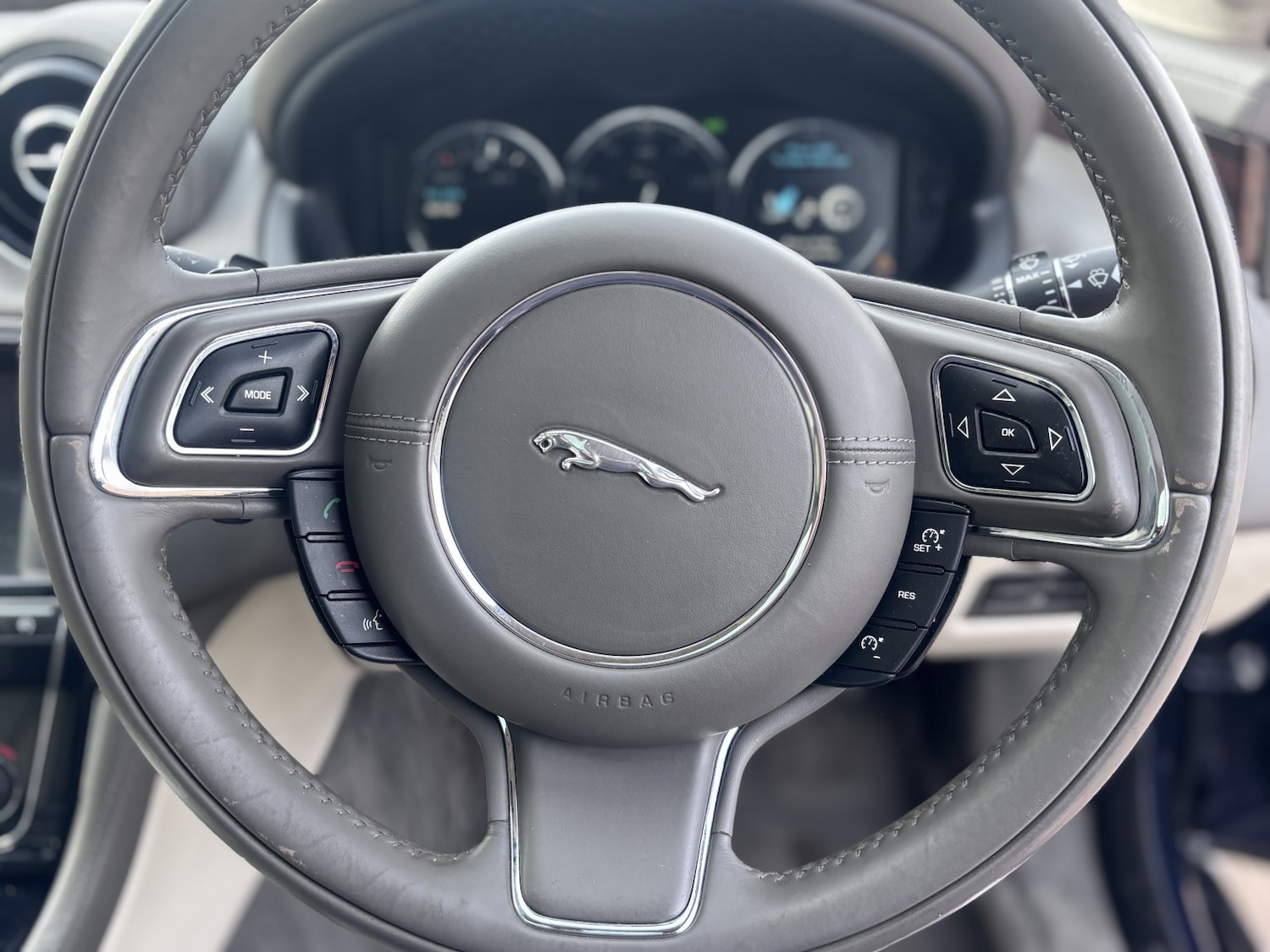 Used Jaguar XJ 2014 for sale - 77968812: Photo 35