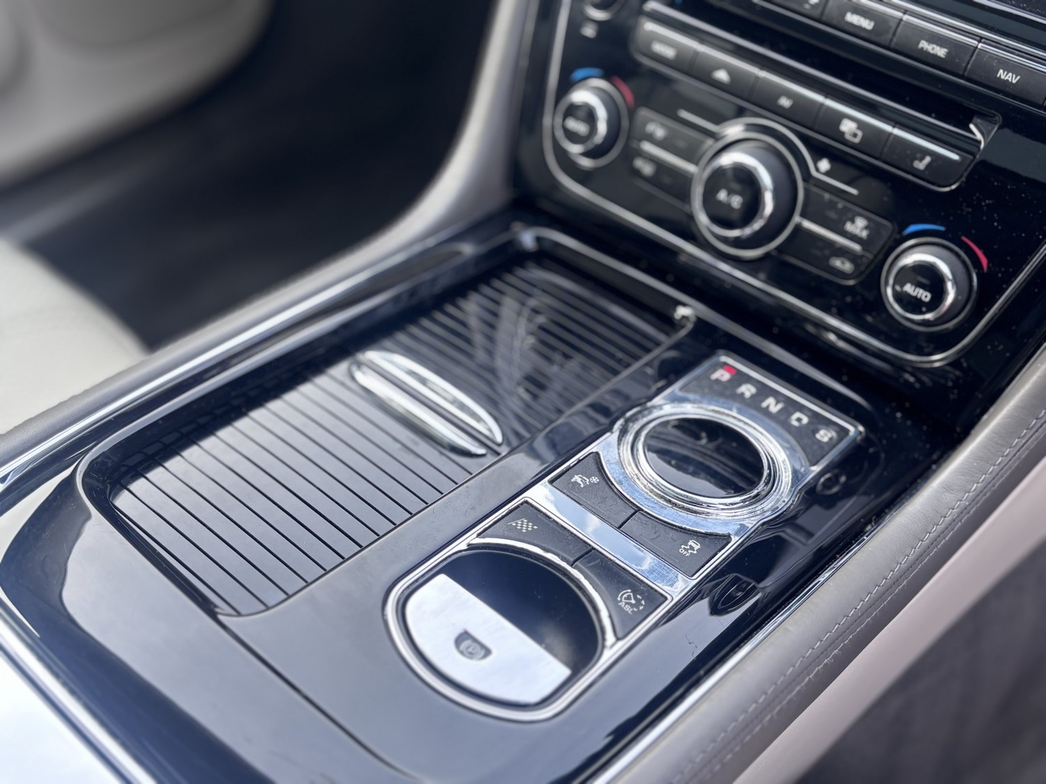 Used Jaguar XJ 2014 for sale - 77968812: Photo 47