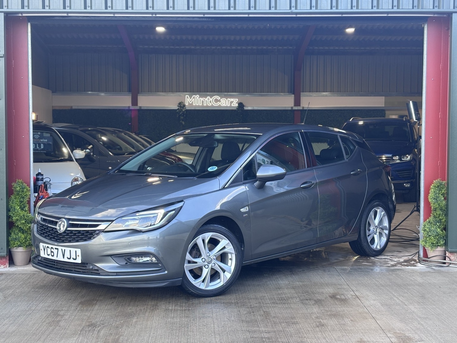 Used Vauxhall Astra 2017 for sale - 77342577: Photo 2