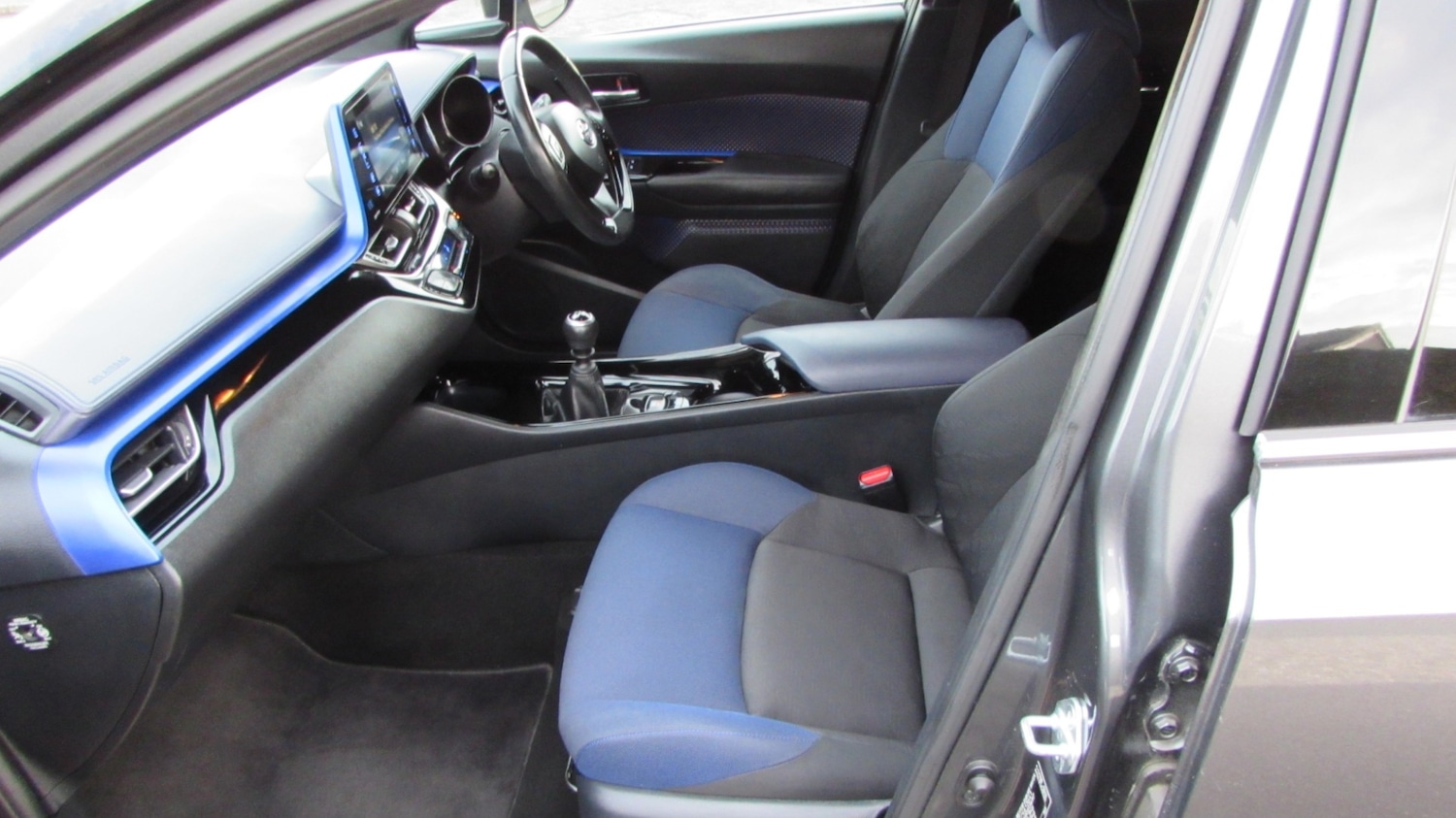 Used Toyota C-HR 2017 for sale - 76652732: Photo 9