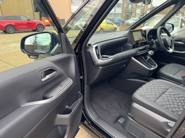 Used Toyota Voxy 2025 for sale - 74963926: Photo 15