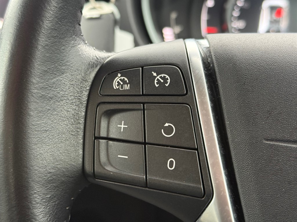 Used Volvo V40 2018 for sale - 77106211: Photo 31