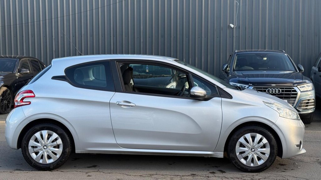 Used Peugeot 208 2014 for sale - 77764782: Photo 2