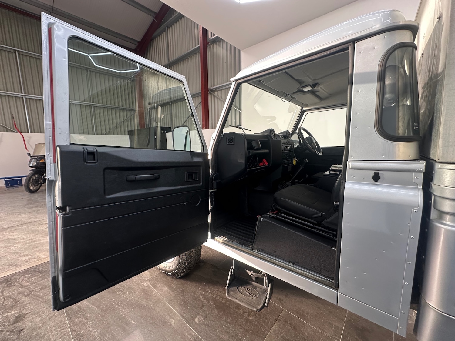 Used Land Rover Defender 2013 for sale - 77220593: Photo 5