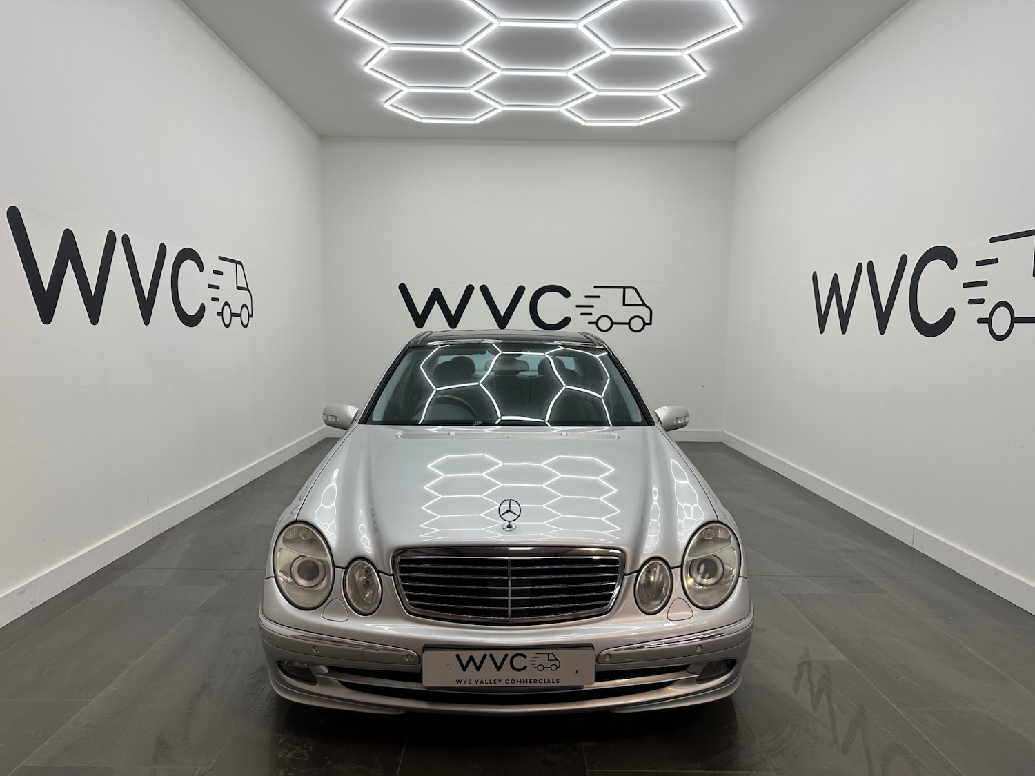 Used Mercedes-Benz E Class 2005 for sale - 76831740: Photo 2