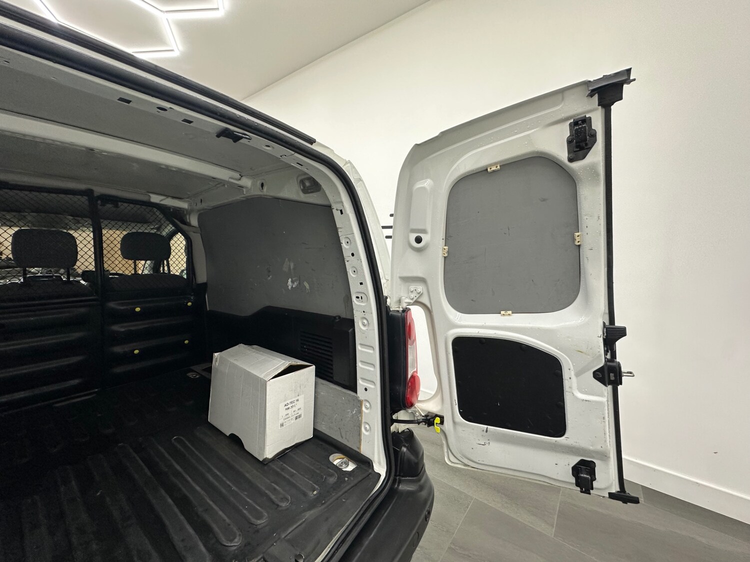 Used Peugeot Partner 2016 for sale - 76791233: Photo 15