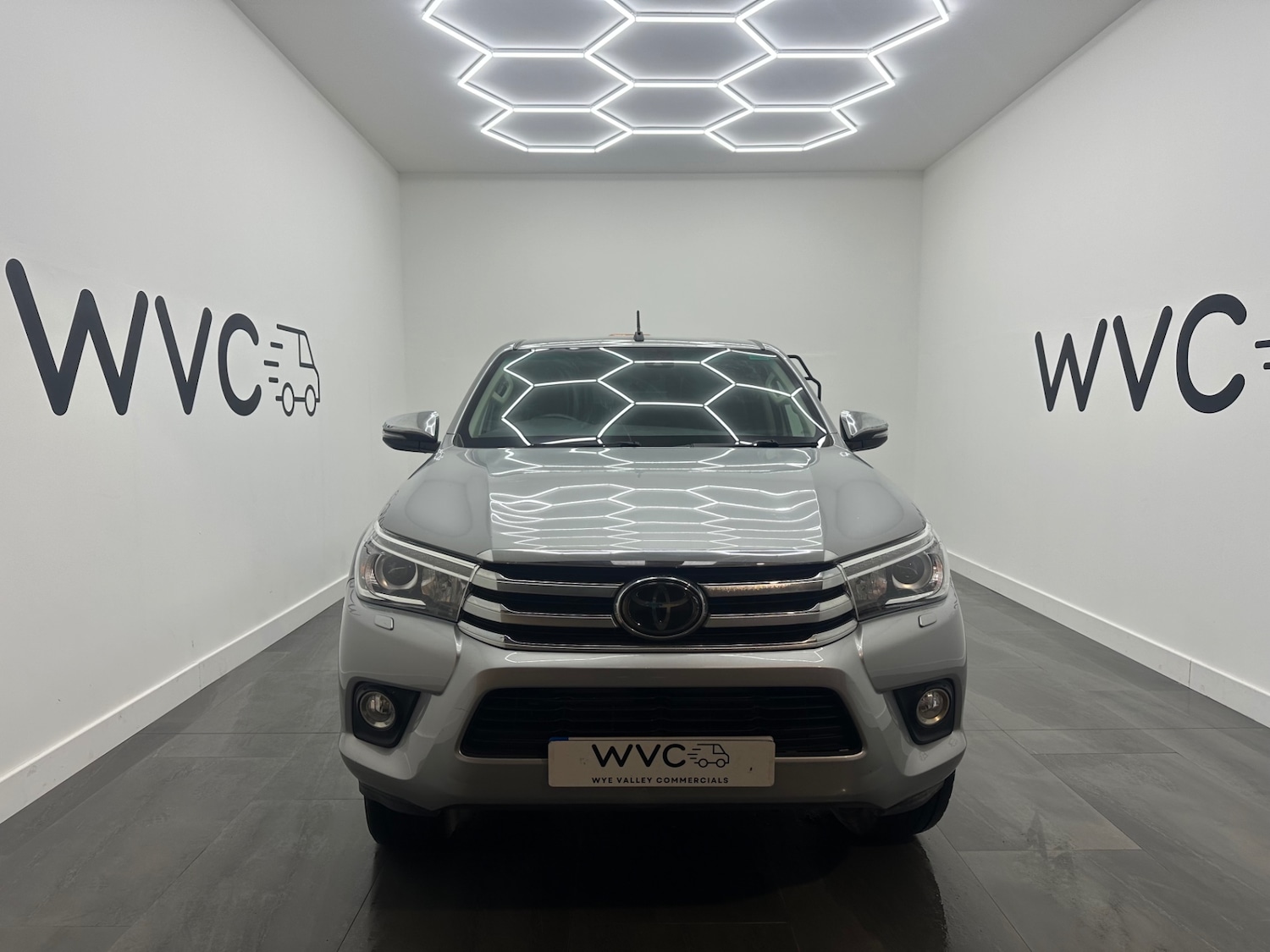Used Toyota Hilux 2018 for sale - 77000881: Photo 2